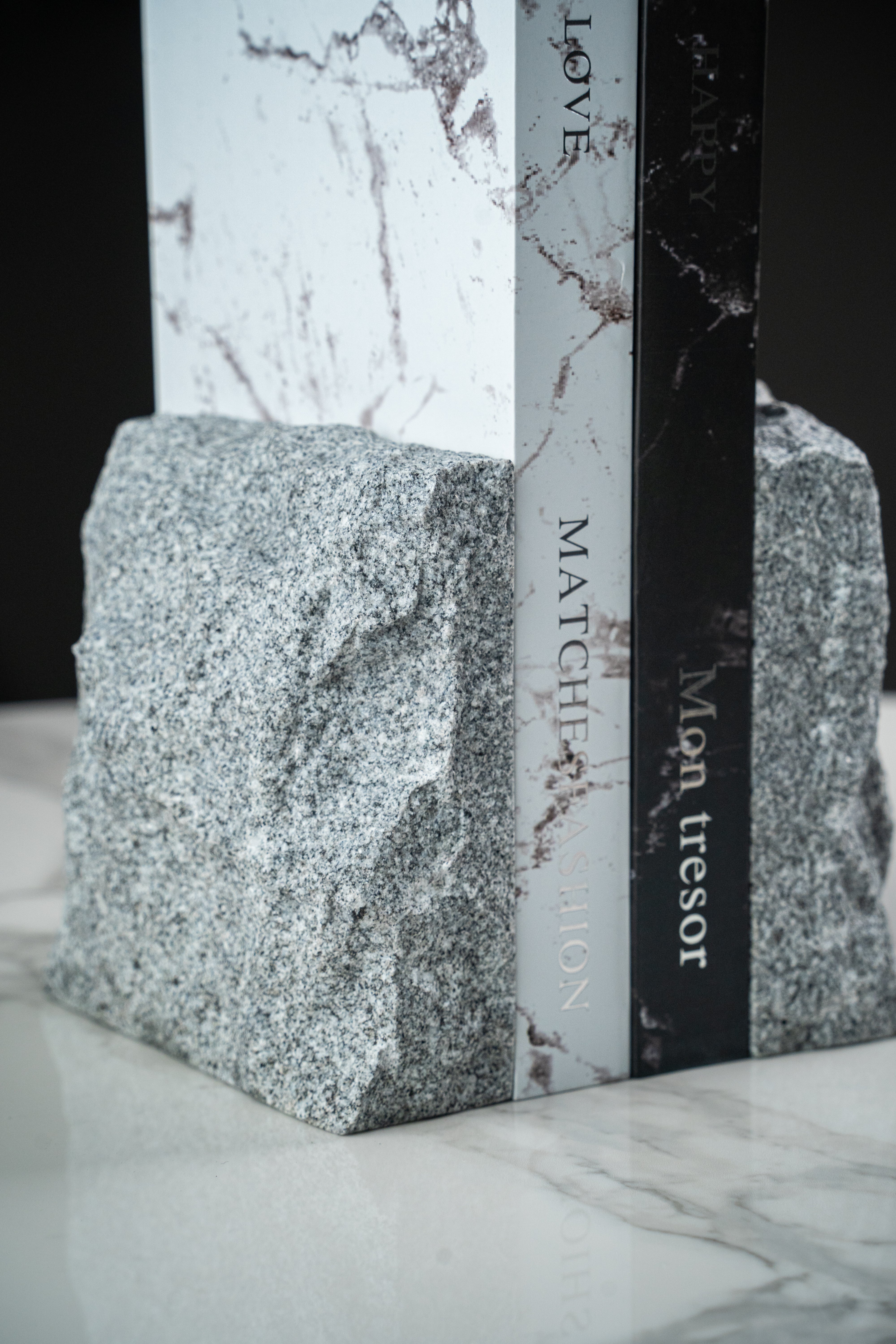 AJI Bookend – MIKAGELUX